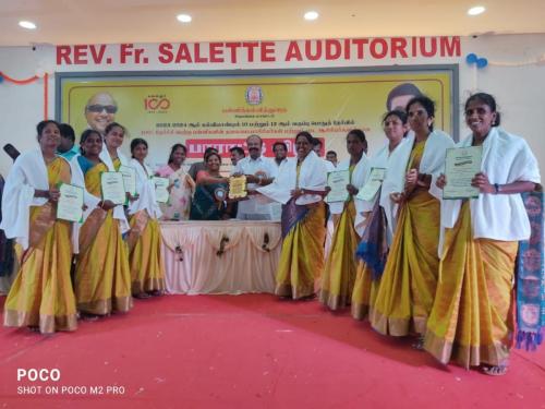 அரசுத் தேர்வில் 100 சதவீத  முாணவியரயர் வெற்றிக்குப் பாராட்டு 