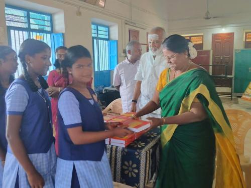 செயலர்  மாணவிகளுக்கு  ஆங்கில அகராதி வழங்கல் 