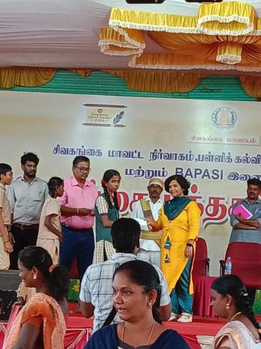 மாவட்ட ஆட்சியரிடம் பரிசு பெறுதல் 